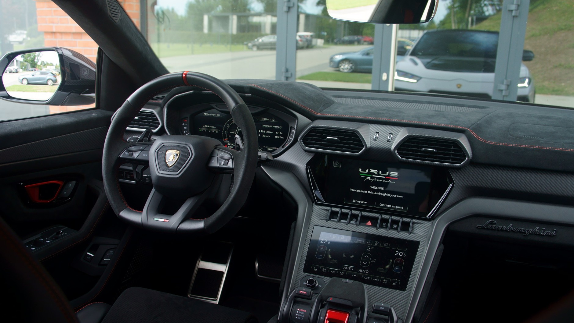 Kokpit 666-konnego SUV-a ze stajni Lamborghini