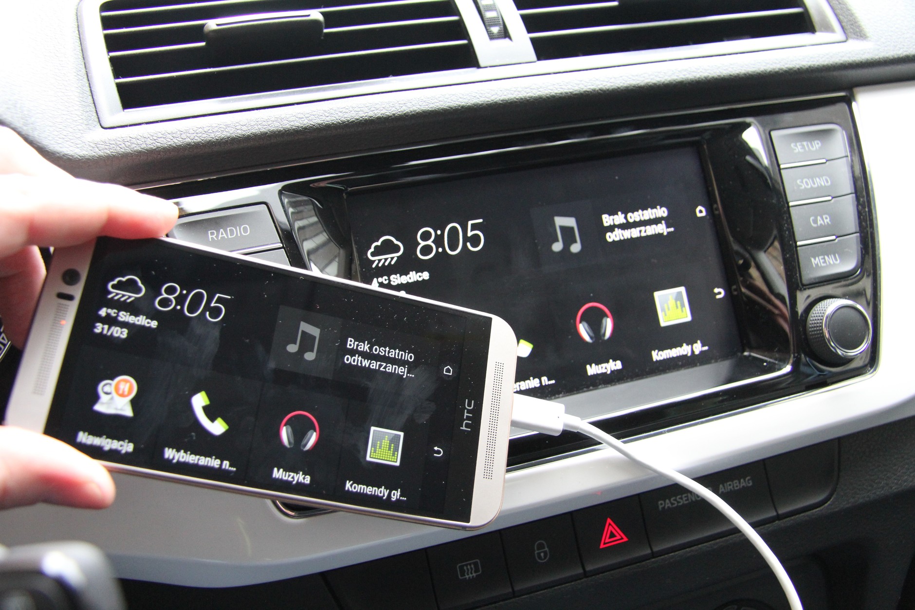 Tryb samochodowy włączony w telefonie HTC. Ze sklonowaniem obrazu nie ma problemu. Niemniej, gdy tylko ruszymy transfer obrazu jest automatycznie blokowany. Na ekranie radia zobaczymy tylko krótki tekst ostrzeżenia. I nic więcej.