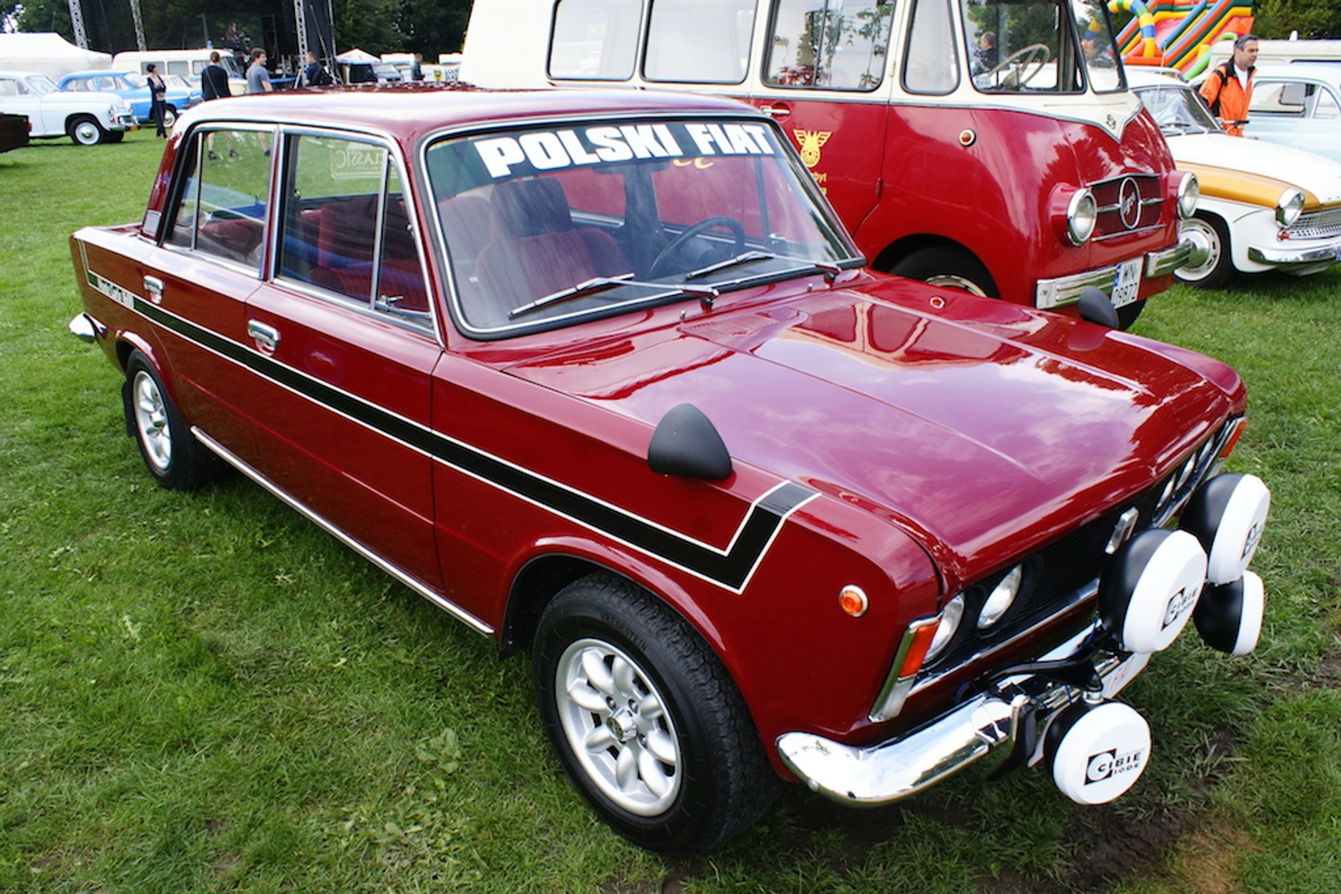 Auta z demoludów na Zamku Topacz