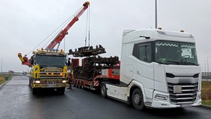 Inspektorzy zatrzymali transport podkładów pod wózki kolejowe. Musiał przyjechać dźwig