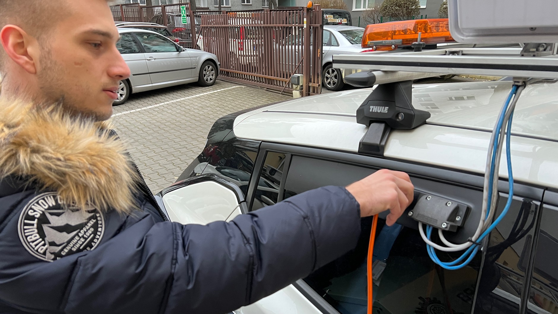 W Warszawie ulice stołecznej strefy płatnego parkowania patroluje dziewięć elektrycznych Nissanów Leafów