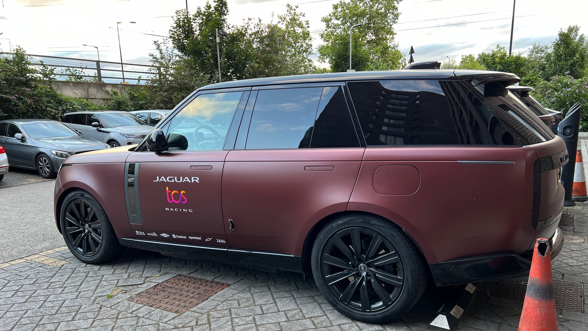 Range Rover — ten egzemplarz zwraca uwagę nie tylko lakierem