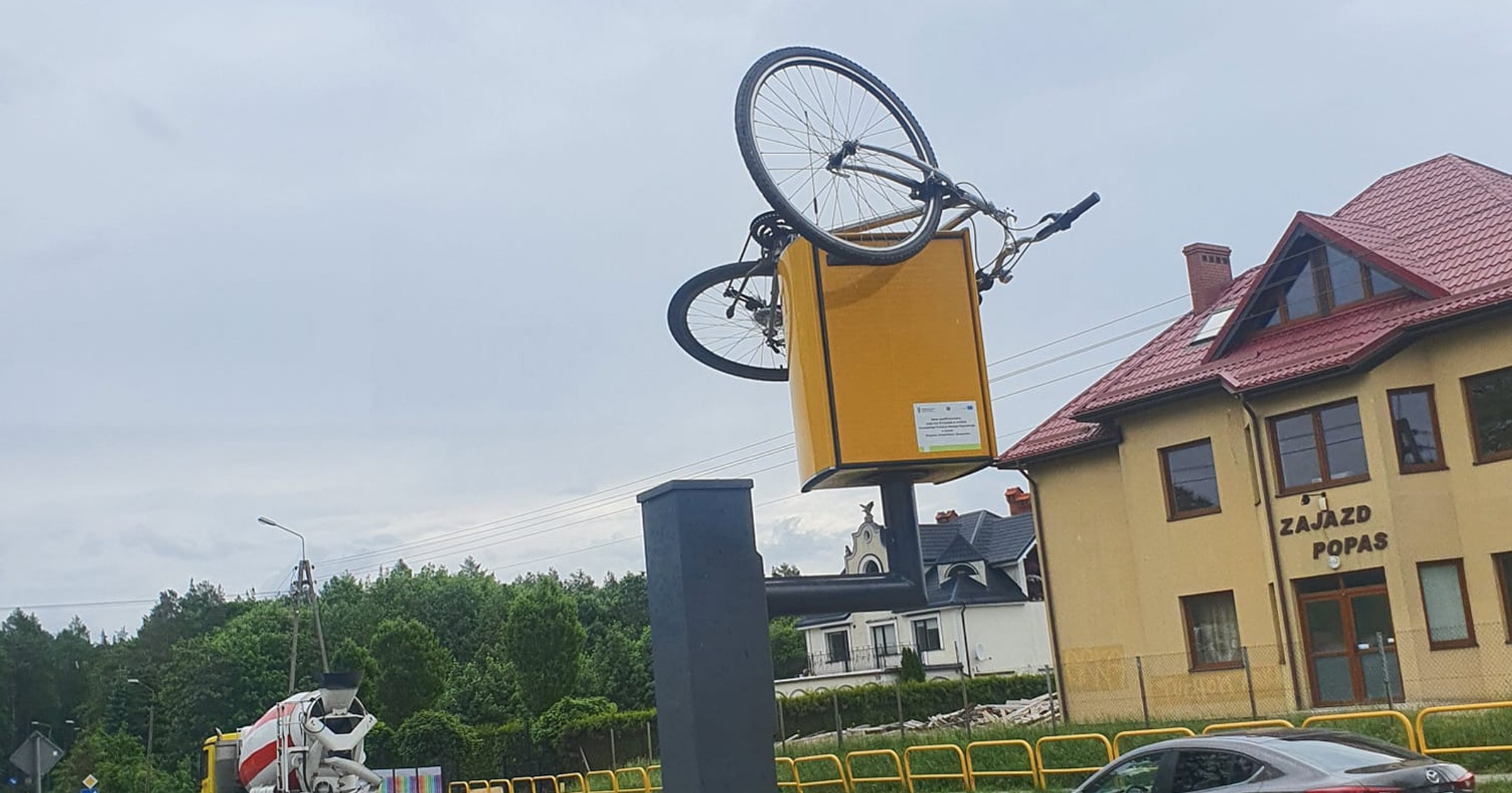 Strażacy wciąż nie wiedzą, jak rower tam trafił