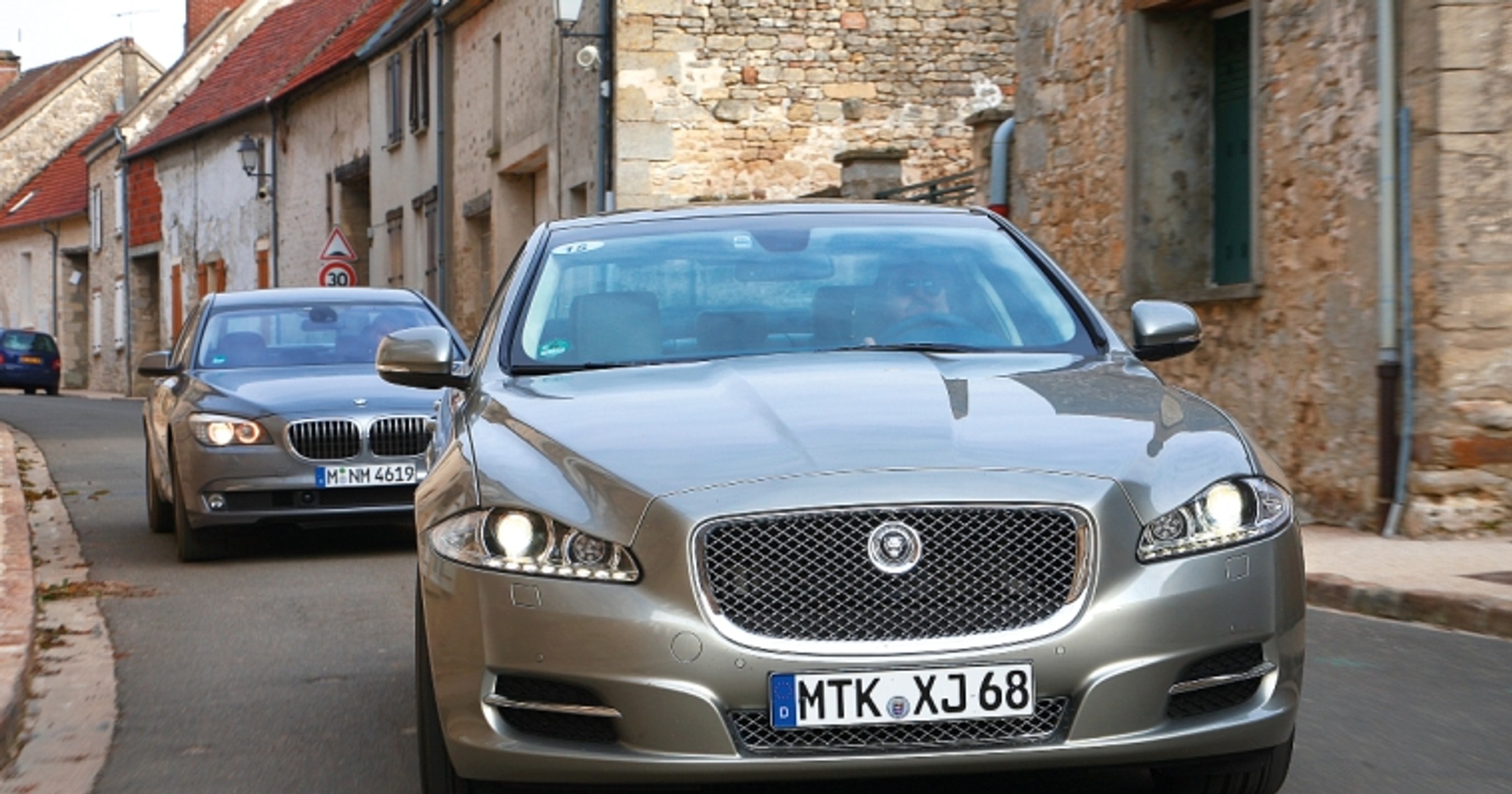 Jaguar XJ 3.0D kontra BMW 730d: Kot pokazał siódemce pazury