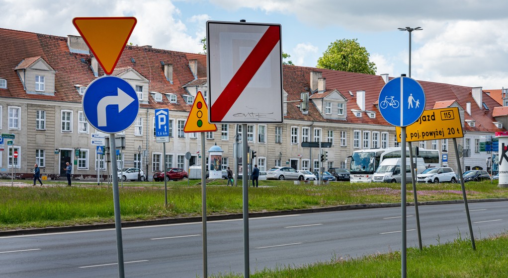 Dżungla znaków na polskich drogach? Według raportu WEI opartego m.in. na danych z Najwyższej Izby Kontroli, znaków jest za dużo, a jakość oznakowania jest niska. 