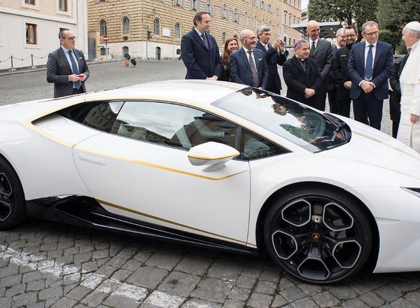 Papież wystawił na aukcję Lamborghini Huracan – pieniądze odda potrzebującym