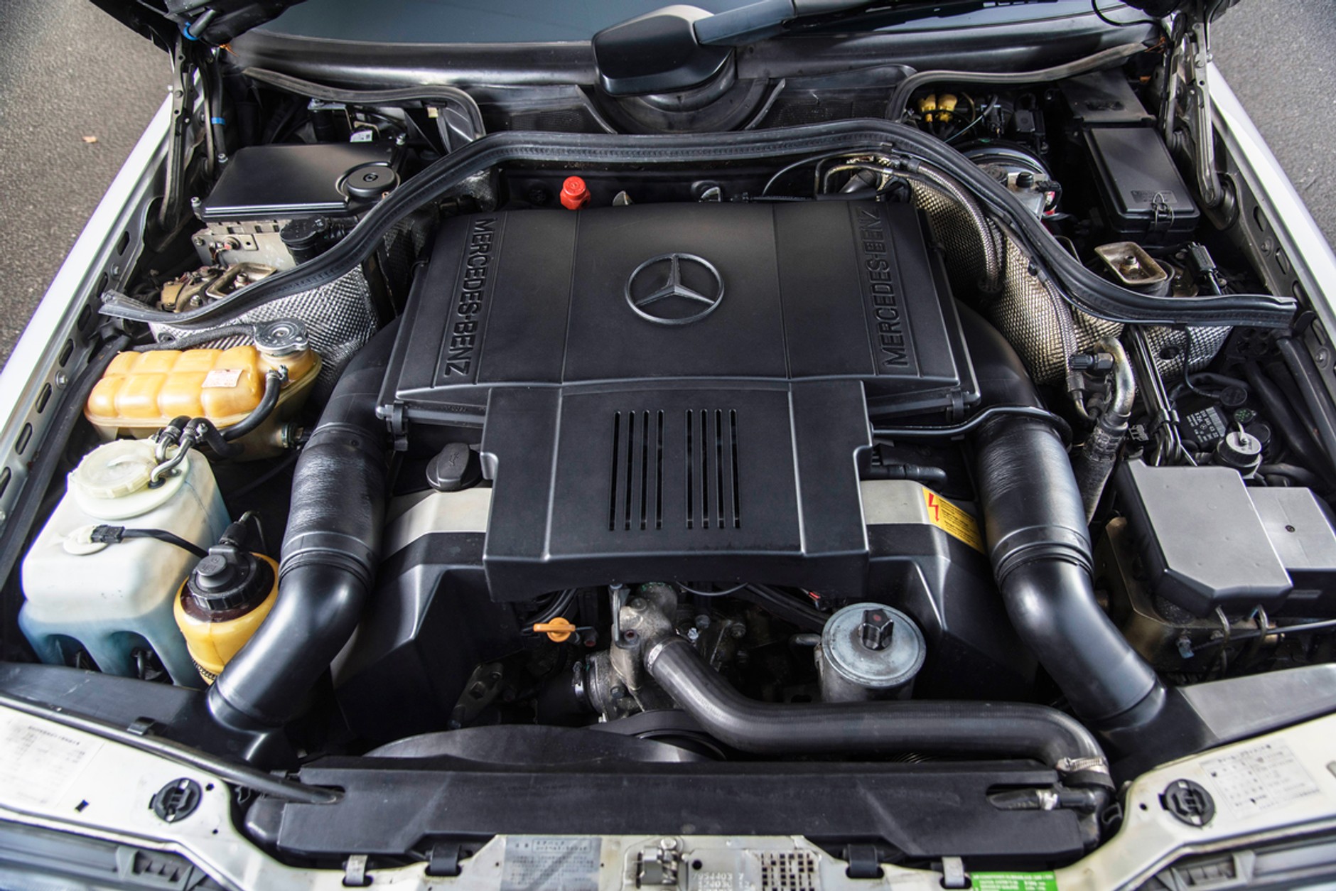 Rowan Atkindon sprzedaje Mercedesa 500E i Lancie Theme 8.32