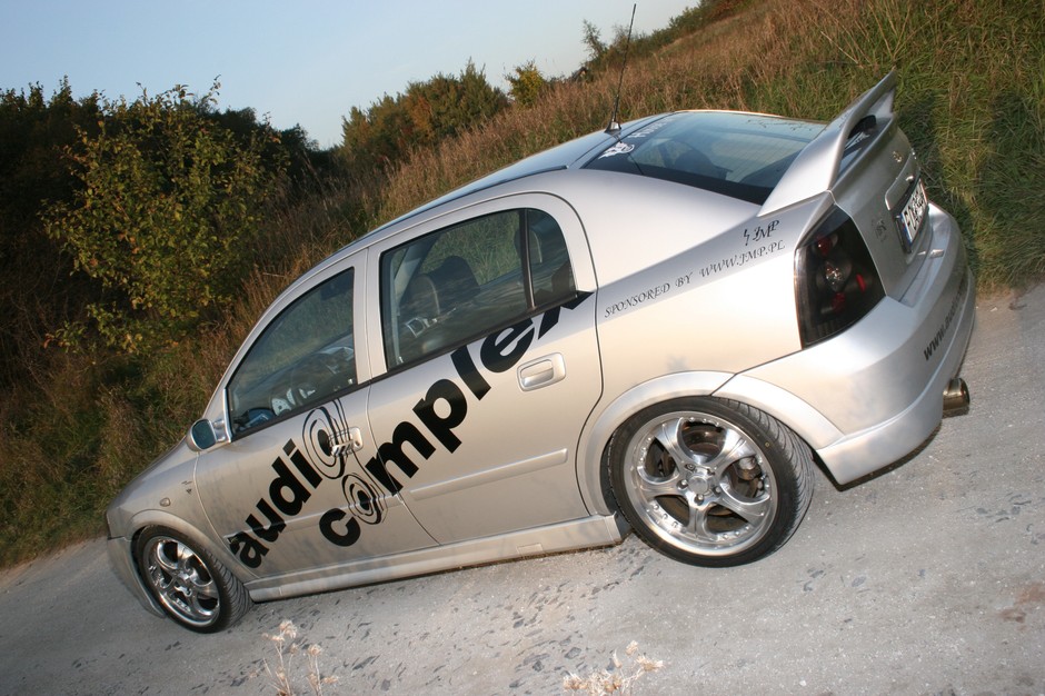 Opel Astra II. Nagłośniona przez Audio Complex. Za tuning odpowiada HOT