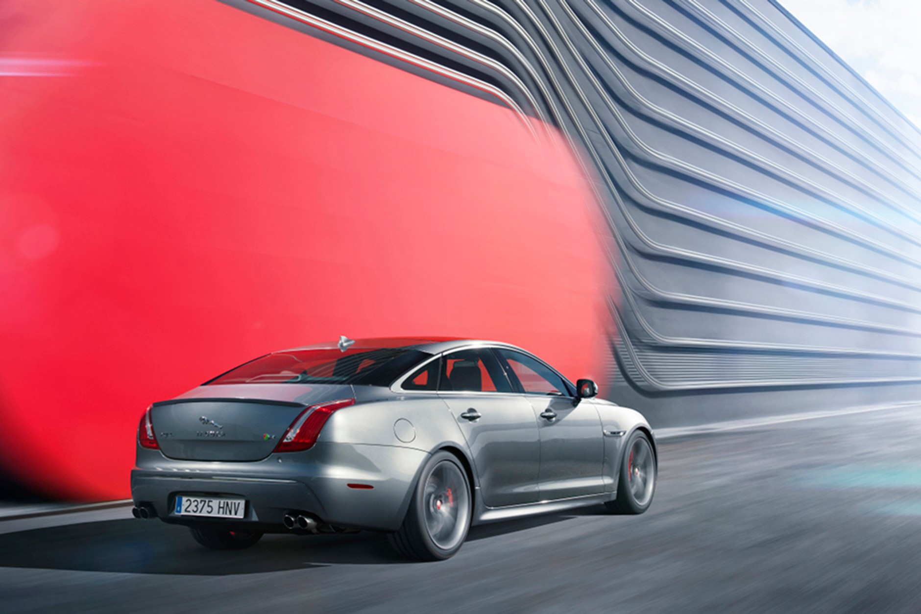 Jaguar XJR: ostry kocur