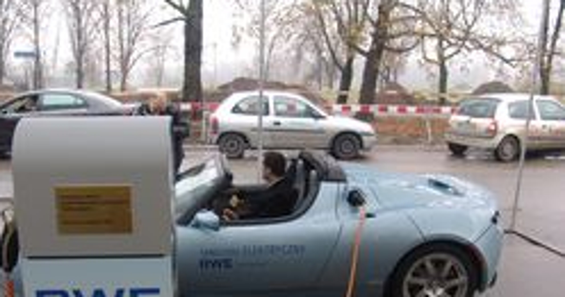 W Warszawie otwarto pierwszy publiczny punkt ładowania pojazdów elektrycznych