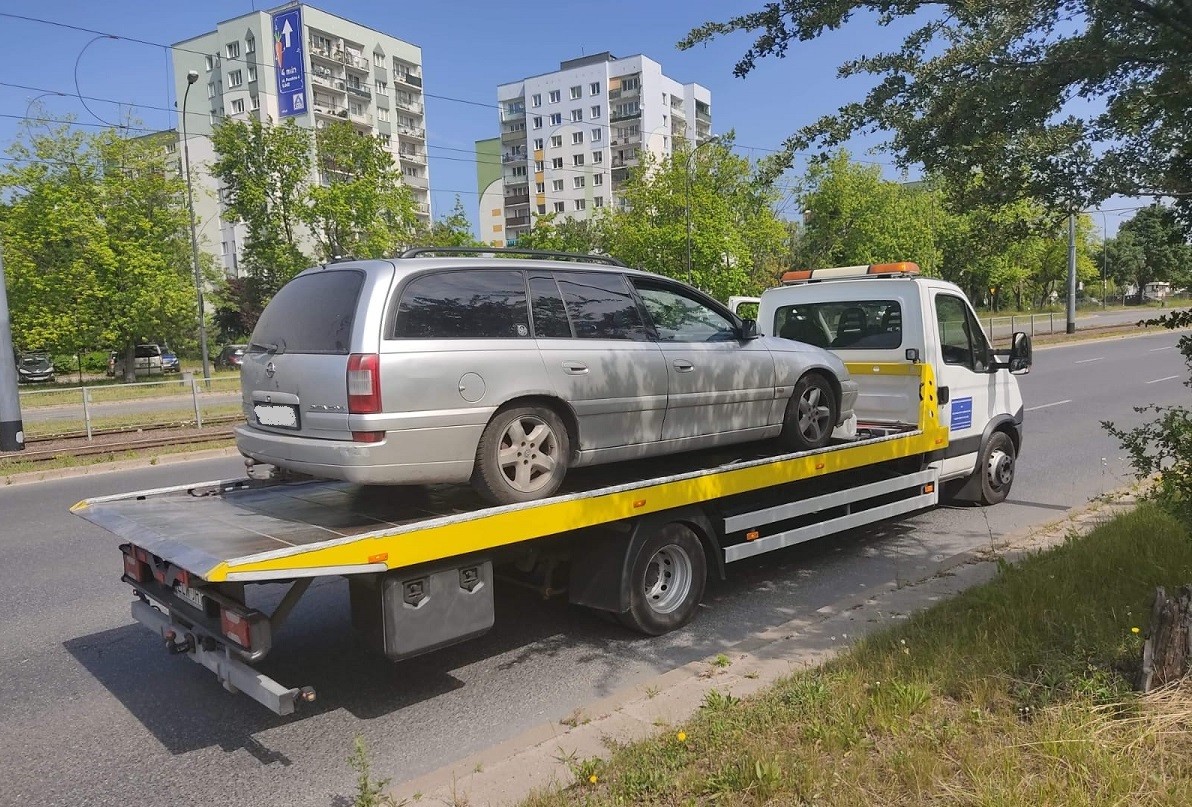 Samochód kierowcy prowadzącego auto pomimo pięciu sądowych zakazów