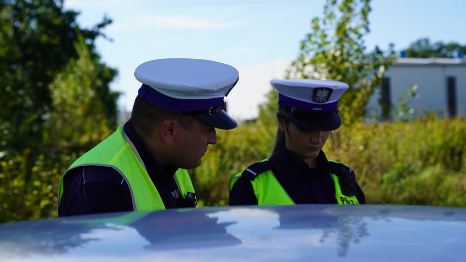 Na widok radiowozu próbował się zamienić miejscami. Policjanci nie dali się nabrać