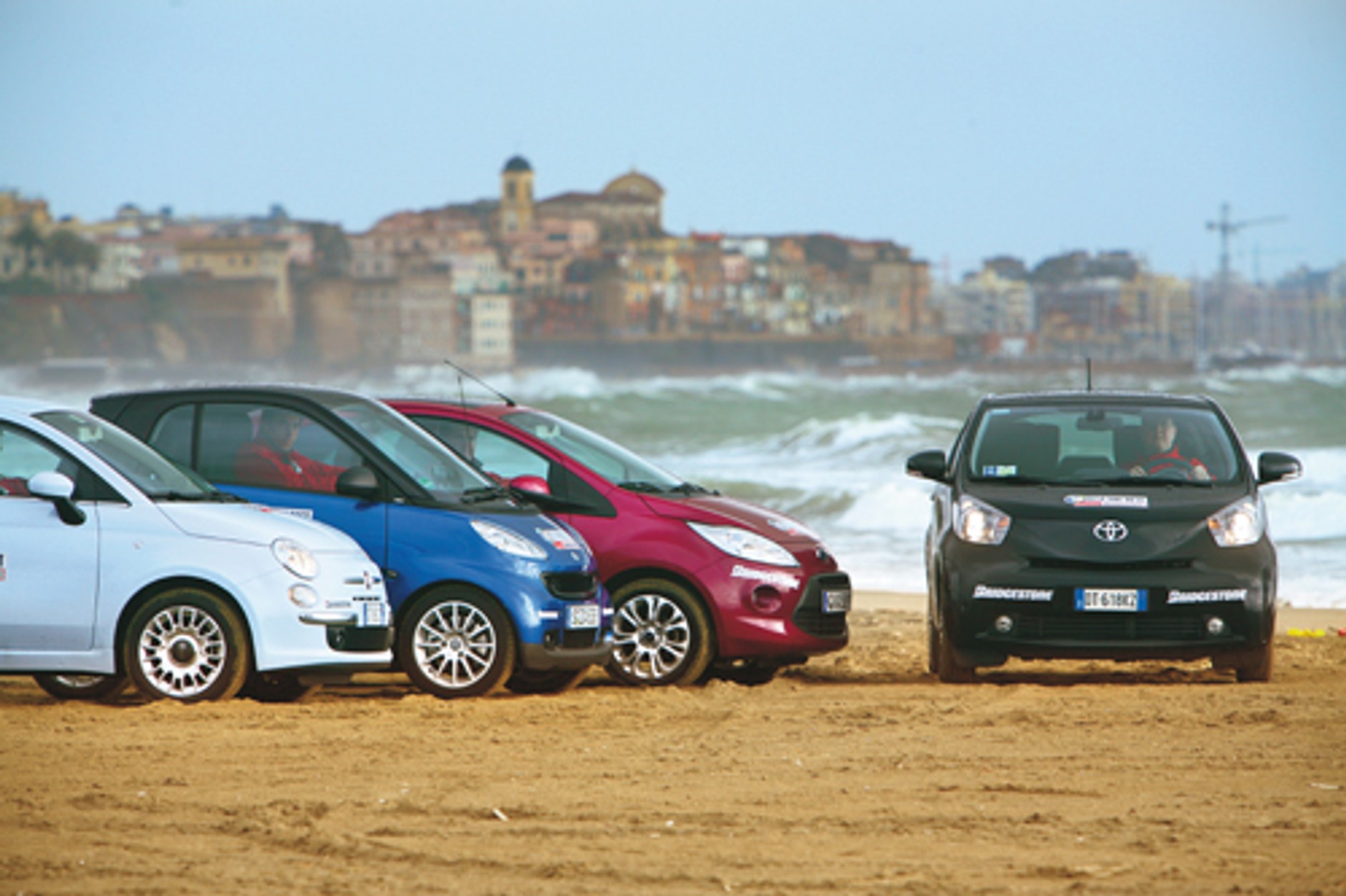 Toyota IQ kontra Ford KA, Smart i Fiat 500 - Kto robi najbardziej ciekawe mini?