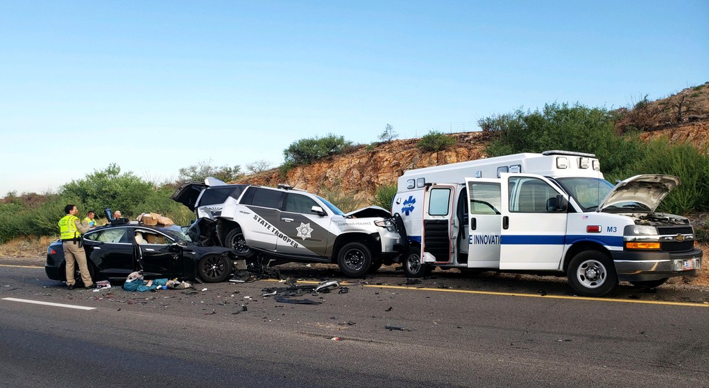 Wjechał w Teslą w radiowóz i zrzucił winę na autopilota