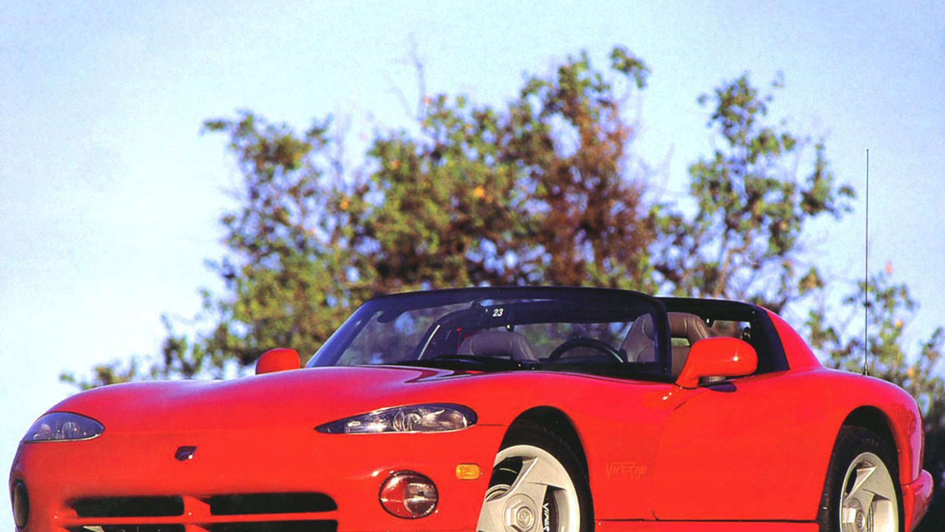 Dodge Viper RT/10 miał pod maską silnik V10, pierwotnie zaprojektowany do ciężarówki, ale "dłubnięty" przez speców z Lamborghini. Corvette wypadała przy nim blado.