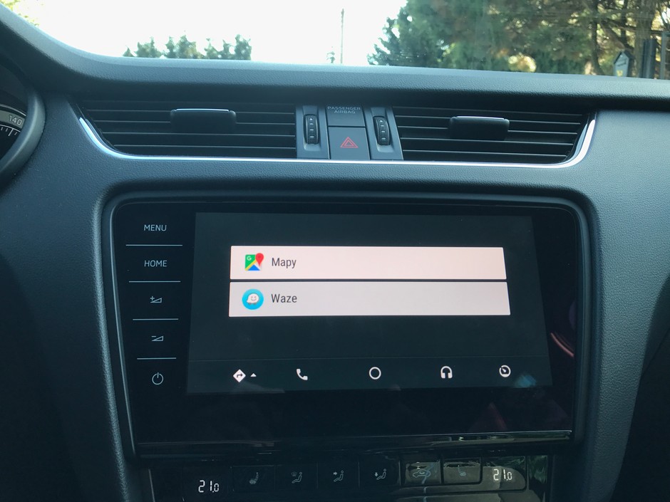 W Android Auto mamy dwa programy nawigacyjne do wyboru, czyli Mapy od Google oraz Waze. Skoda Octavia