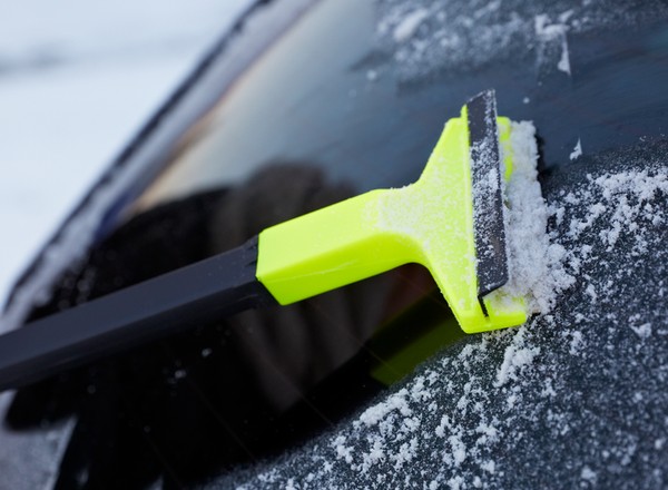 Tak odmrozisz szyby w kilka sekund. Odmrażacz? Można, ale można też inaczej