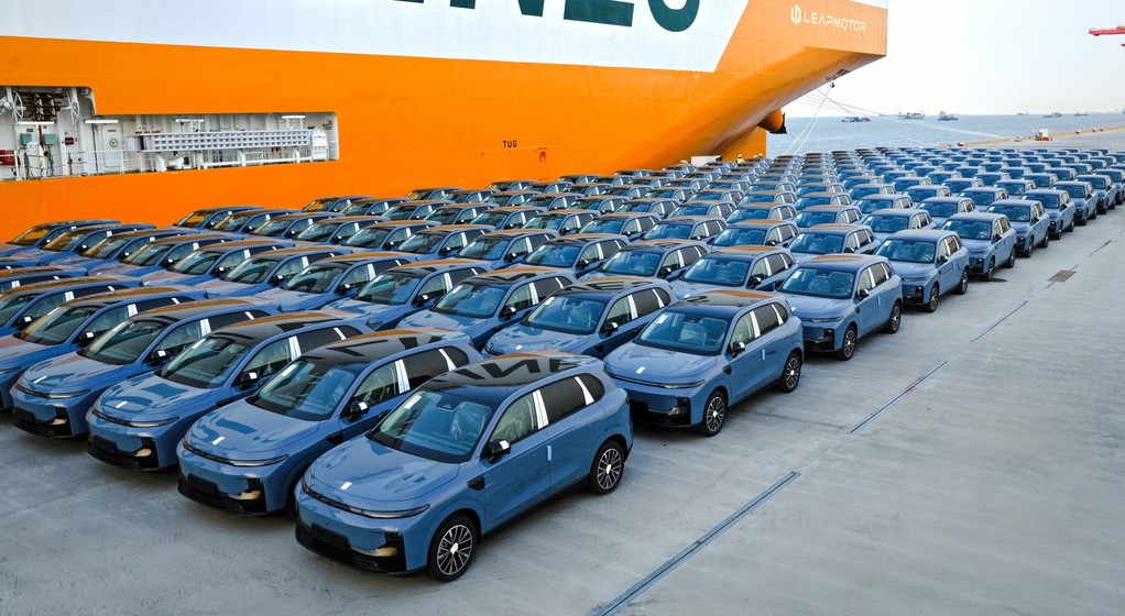 Chińskie auta Leapmotor B10 podczas załadunku na statek płynący do Europy