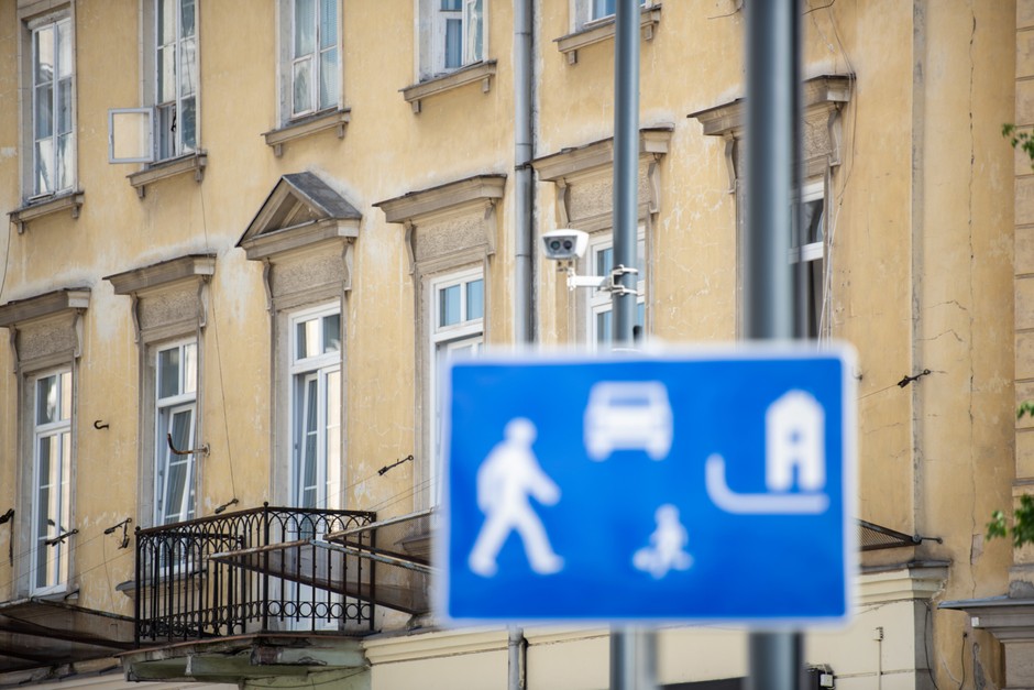 Kamera na pl. Pięciu Rogów w Warszawie. Podobne można wykorzystać w SCT