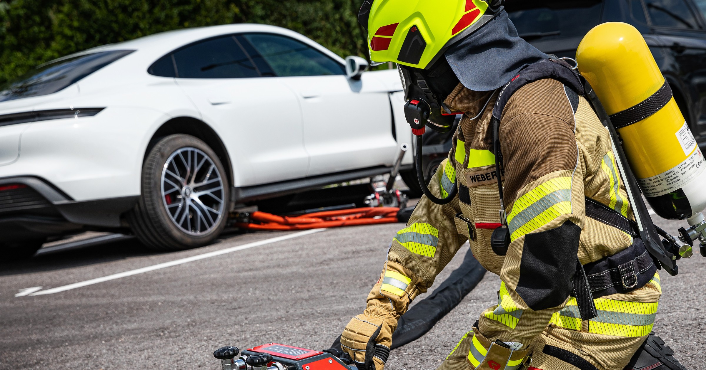 Rosenbauer opracował system gaszenia baterii litowo-jonowych w autach elektrycznych