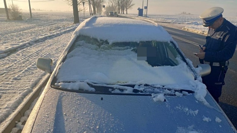 Policja przestrzega przed niebezpieczną praktyką na drogach. 26-letni kierowca na trasie Makowice- Skoroszyce wyskrobał tylko na przedniej szybie mały otwór