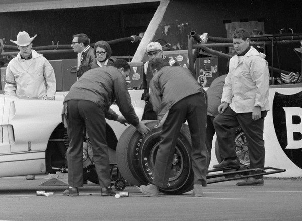 Słynny pojedynek Forda i Ferrari na Le Mans w 1966 r. Do sukcesu przyczynili się nie tylko inżynierowie Forda