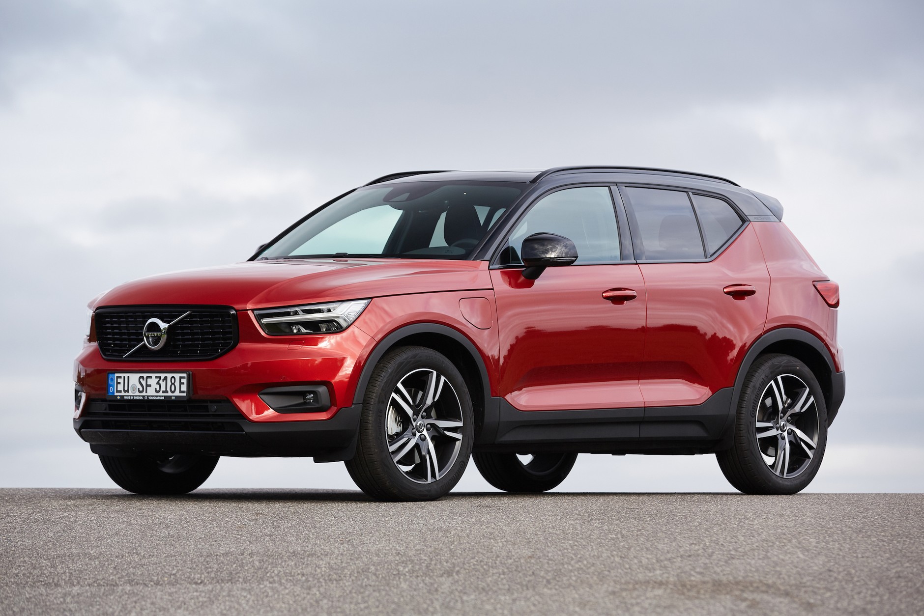 Porównanie hybrydowych SUVów: Mercedes GLA 250e kontra Volvo XC40 Recharge T4