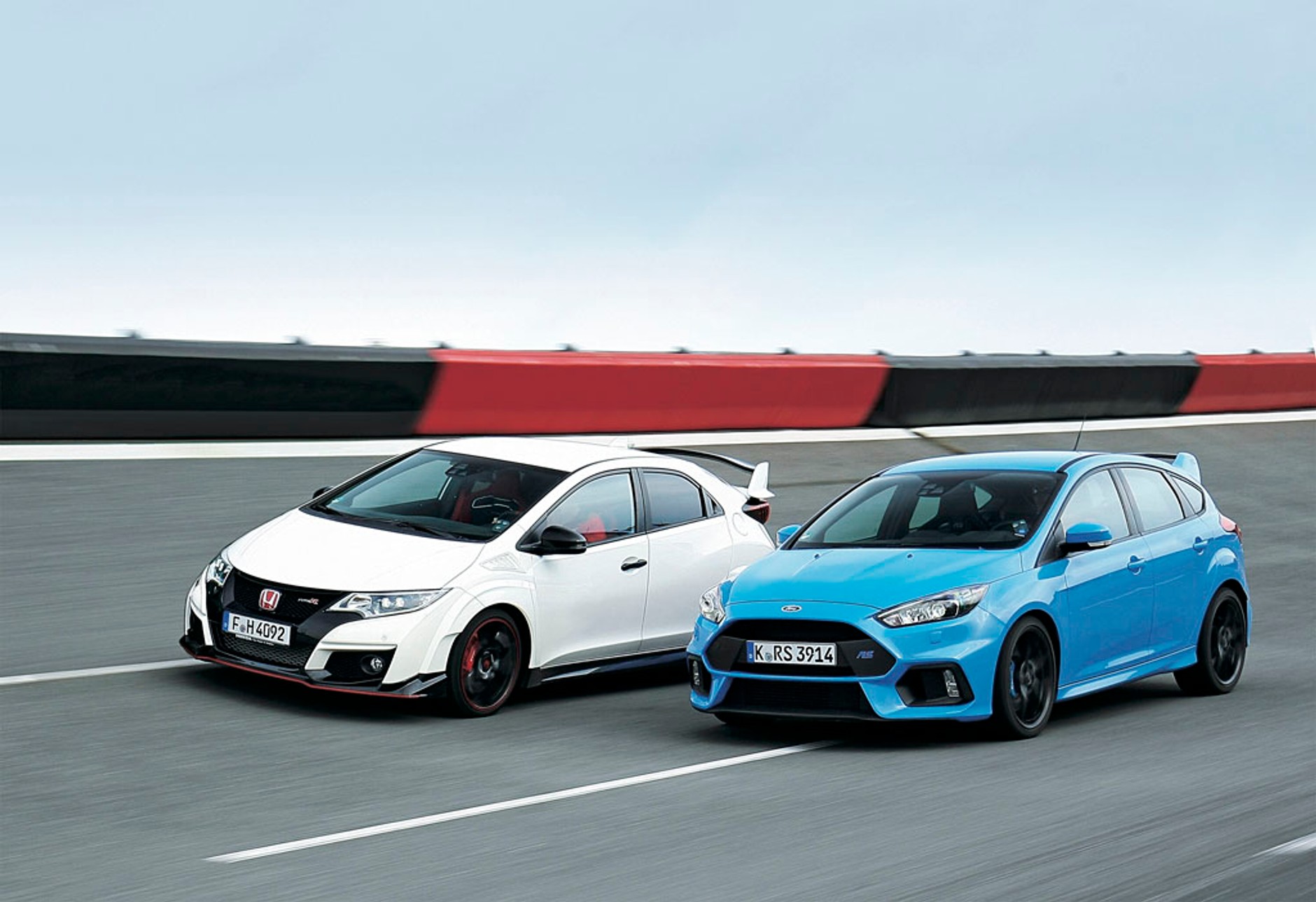 Honda Civic Type R kontra Ford Focus RS - który hot-hatch jest lepszy na torze?