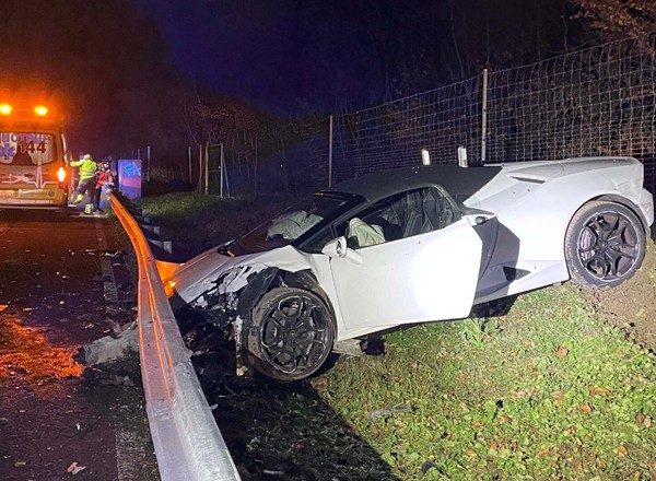 Wypadł z autostrady wypożyczonym Lamborghini. Policjanci wyczuli dziwną woń