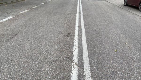 Wyprzedzanie "na podwójnej ciągłej" nie zawsze jest zabronione. Wyjaśniamy