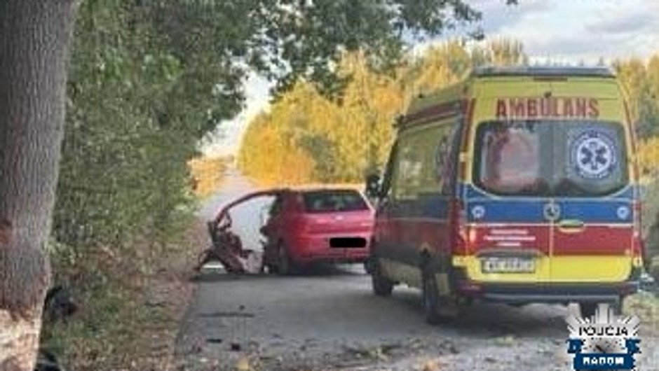 Stracił panowanie nad pojazdem i uderzył w drzewo. Tragiczny wypadek w gminie Wolanów