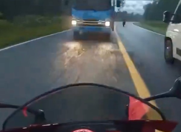 Przerażające wideo, które powinno dać do myślenia. Chodzi o motocyklistów