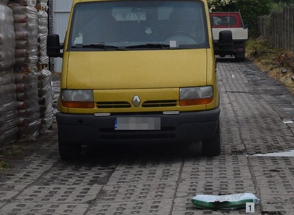 Cofał busem i usłyszał stuknięcie. Tragedia pod sklepem
