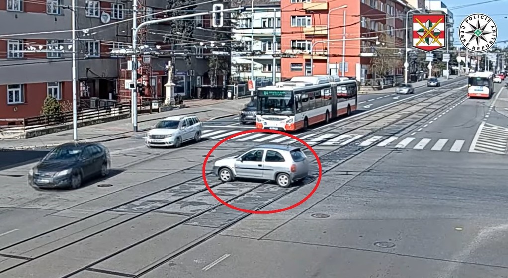 Opel widmo przejechał sam przez ruchliwe skrzyżowanie