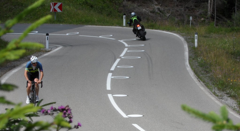 KFVpublikation-30-EvaluierungMotorradmarkierungen Titelbild-scaled