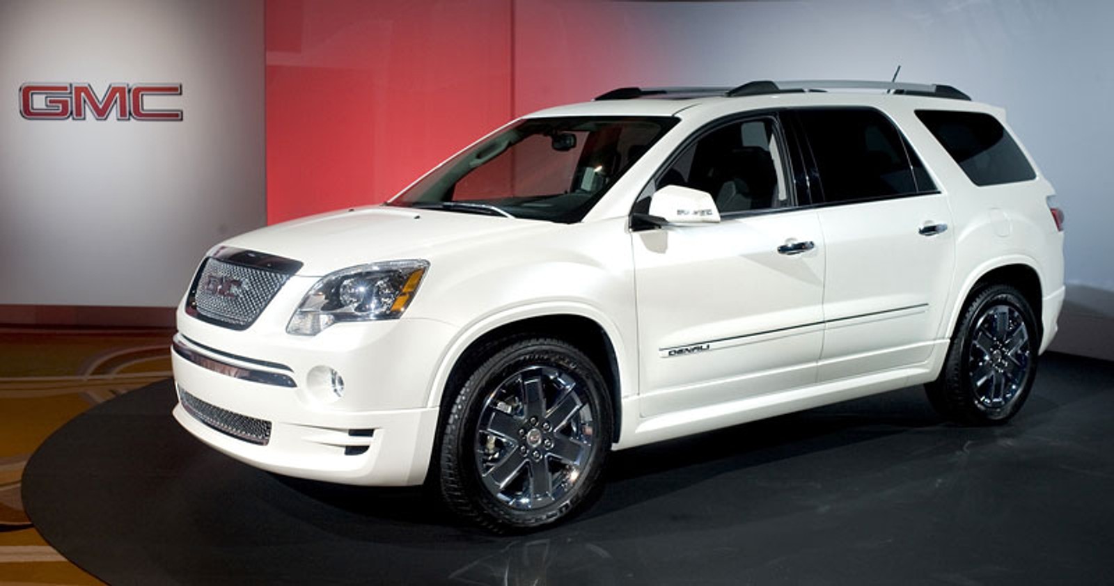 GMC Acadia Denali: lusus w amerykańskim crossowerze