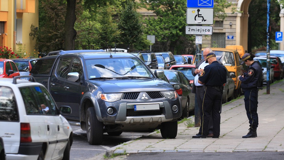 Bezpieczne i przepisowe parkowanie samochodu
