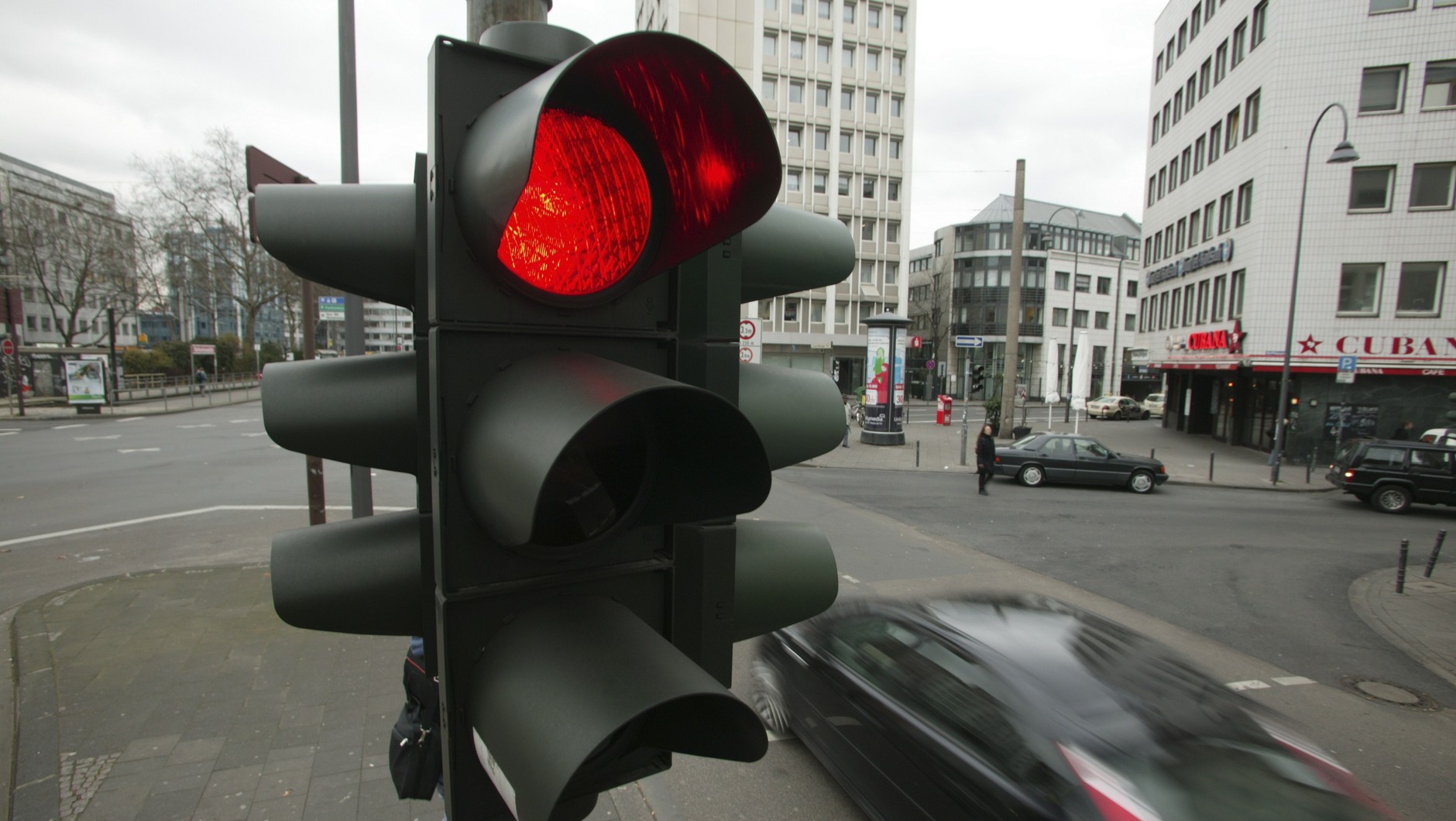Czerwony sygnał na skrzyżowaniu