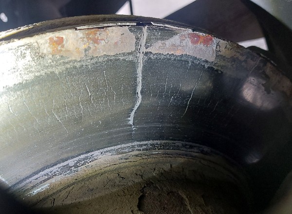 Diagnosta może mieć problemy. Osiem dni od badania technicznego popękały tarcze. Dwie!