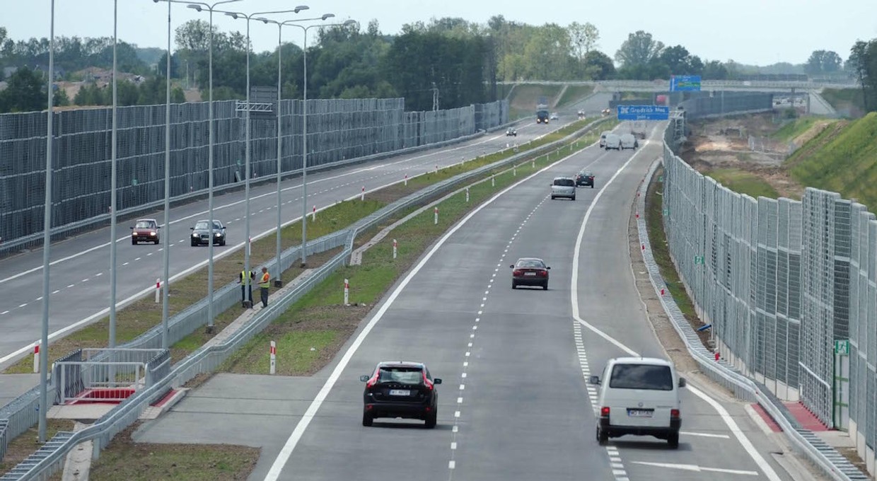Jazda lewym pasem z maksymalną prędkością. Jeśli prawy jest wolny, może być duży mandat