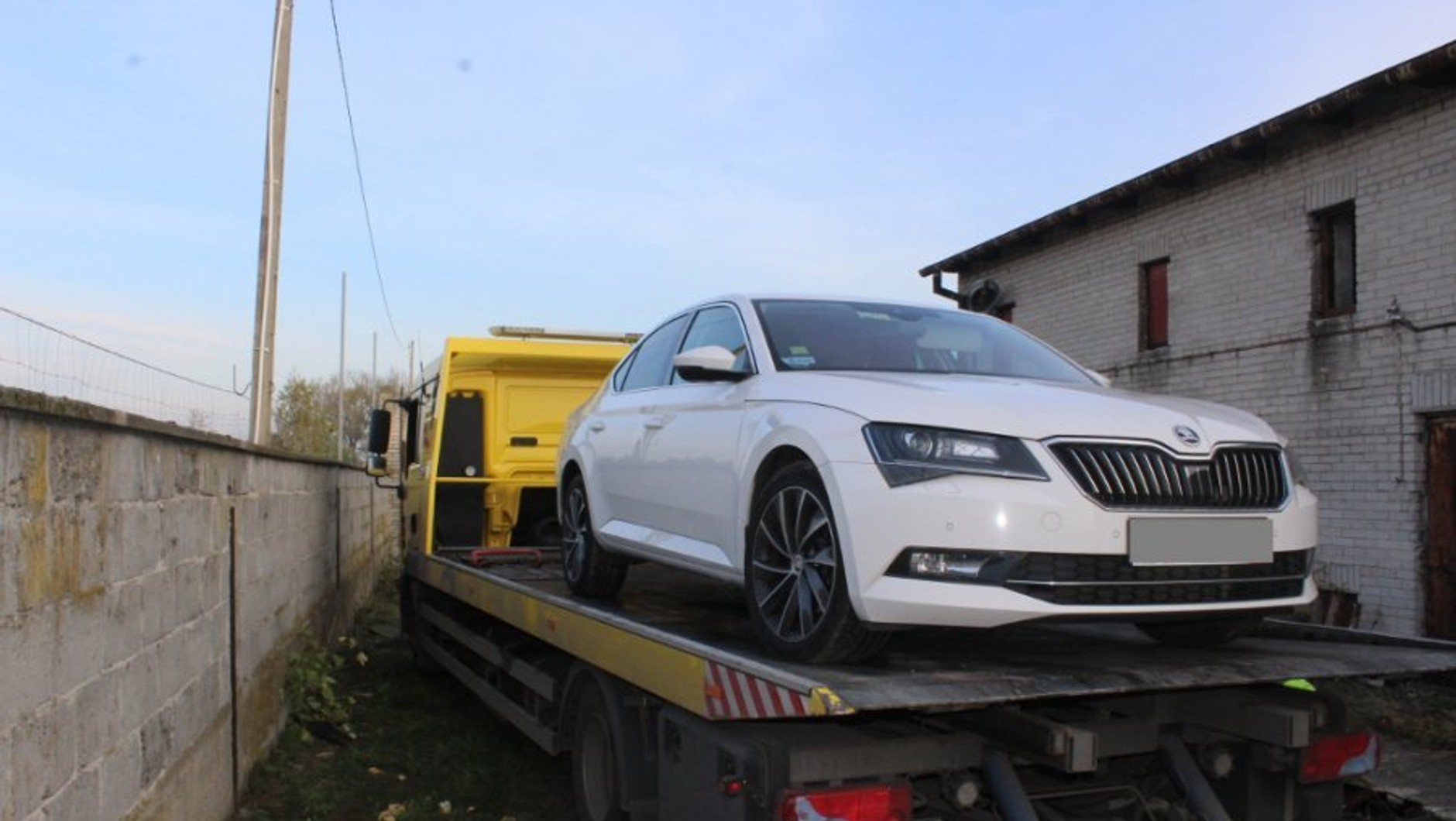 Kradziony samochód może trafić do dziupli na lawecie  – w taki sposób nie wzbudza podejrzeń. 