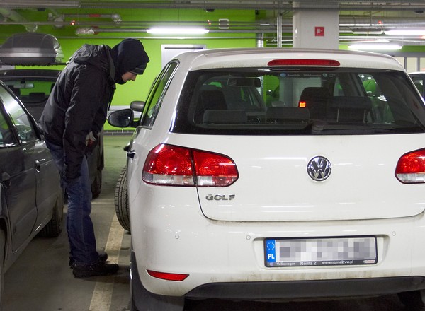 Nawet 15 aut dziennie. W tych dzielnicach Warszawy ginie najwięcej samochodów