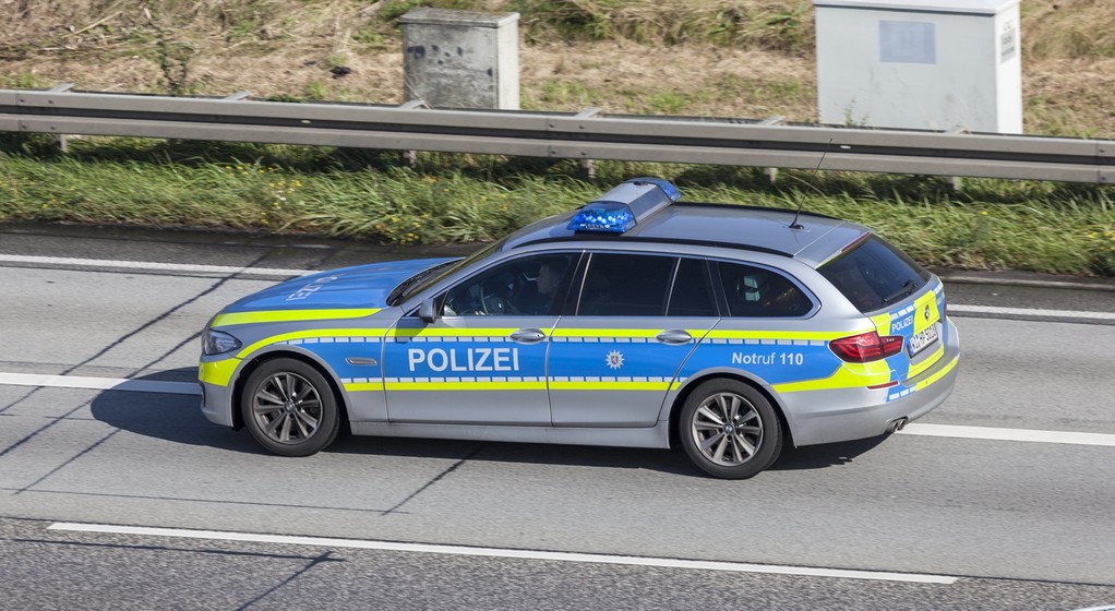 Radiowóz niemieckiej policji na autostradzie