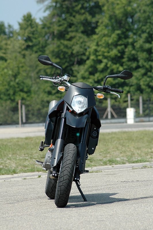 KTM 950 Supermoto R: duży dzikus (test)