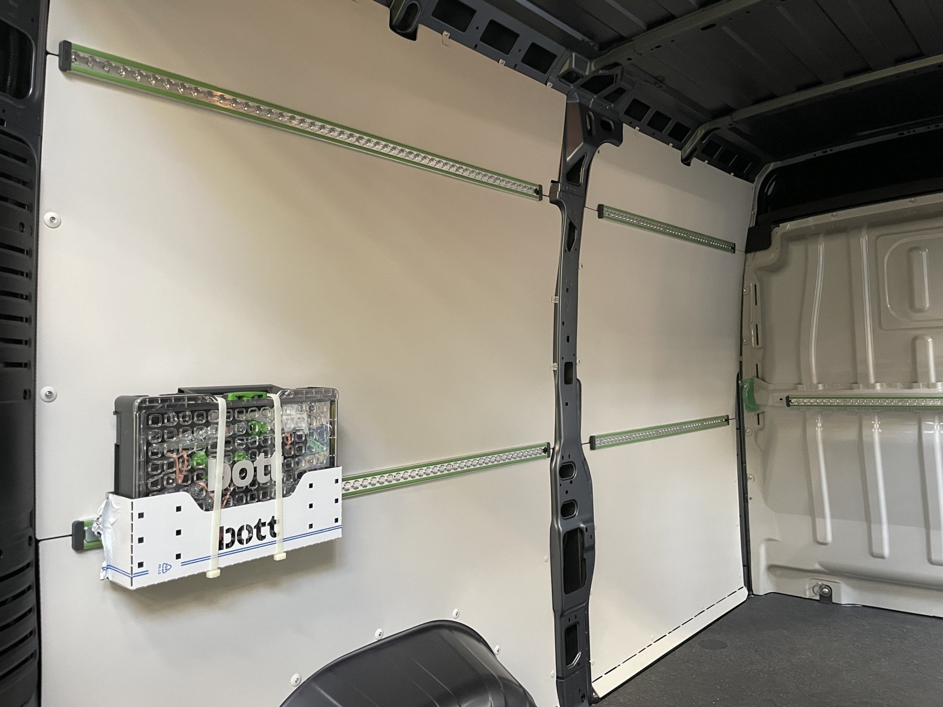 Centrum konwersji i personalizacji aut dostawczych koncernu Stellantis (CustomFit)