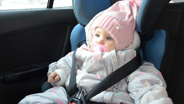 Tak opatulone dziecko może i wygląda słodko, ale podróżuje bardzo niebezpiecznie. Sprawdź dlaczego!