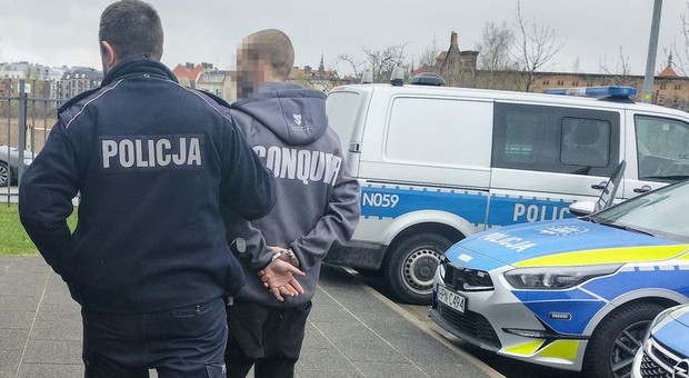Wybił szybę w Oplu. Ukradł najdziwniejszą rzecz, jaką mógł