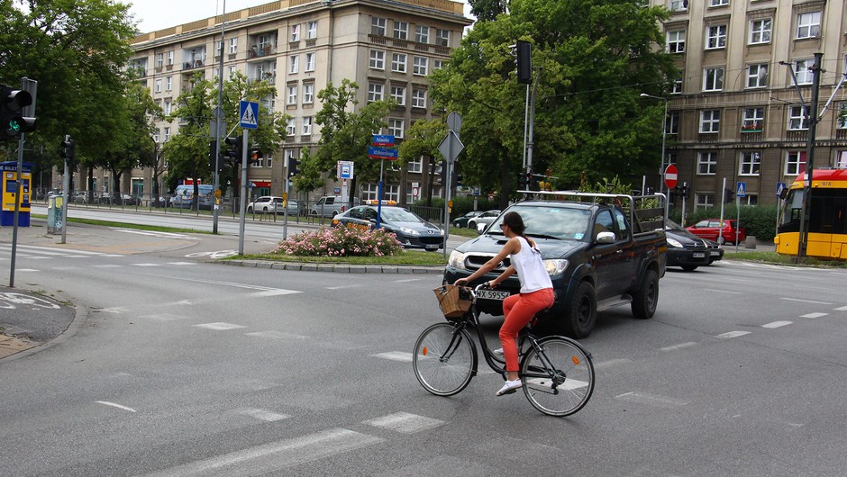 Jadąc na rowerze także trzeba stosować się do przepisów ruchu drogowego