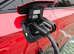 Ile kosztuje ładowanie auta elektrycznego? Gigantyczne różnice u operatorów