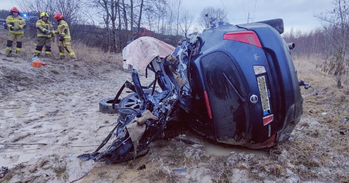Nissan wpadł w zawór instalacji wodnej